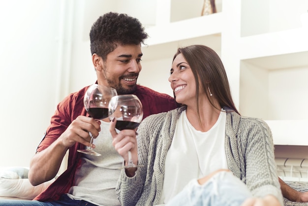 Photo young couple drinking wine