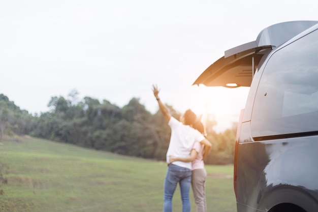 Photo young couple driving on a nature trip selecttive focus