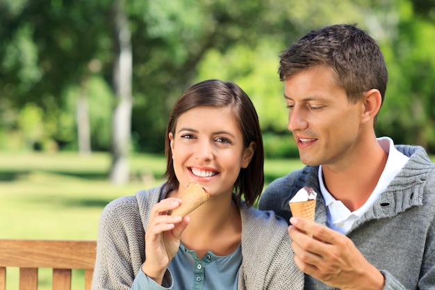 アイスクリームを食べる若いカップル