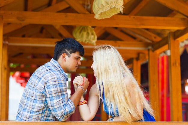 Photo young couple eating outdoors