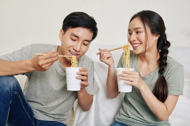 Giovani coppie che mangiano ramen