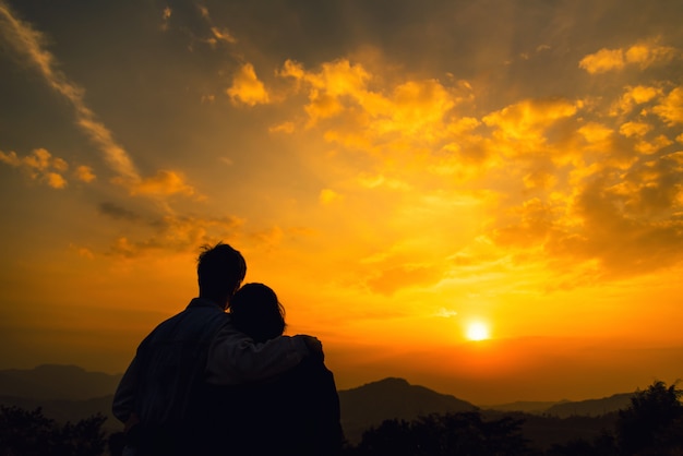 Giovane coppia godendo il tramonto