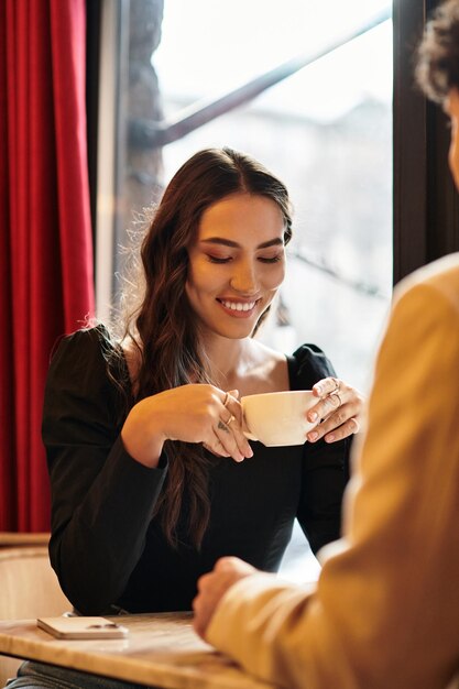 若いカップルが一緒にロマンチックな瞬間を楽しみ飲み物を飲み笑顔を共有しています
