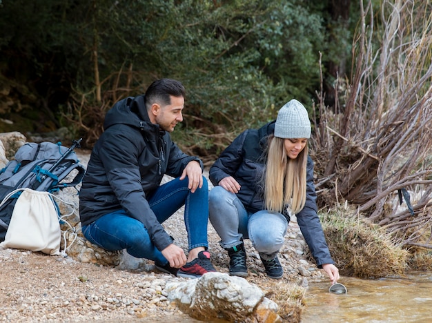 Photo young couple exploring nature