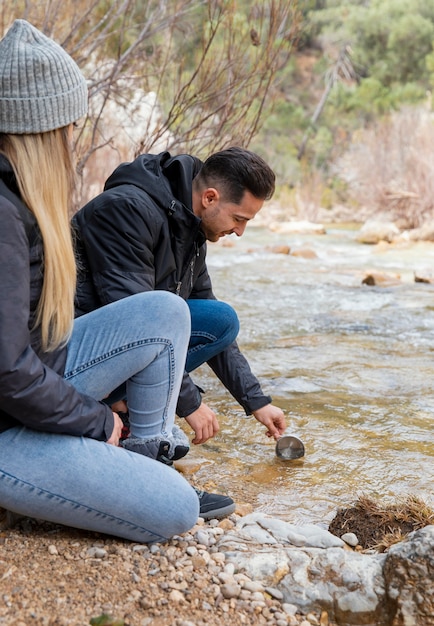 Photo young couple exploring nature