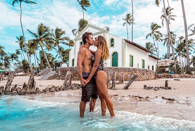 Coppia giovane sulla famosa spiaggia di porto de galinhas denominata spiaggia carneiros pernambuco brazil