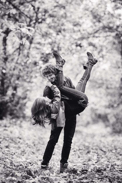Молодая пара дурачится в осеннем парке