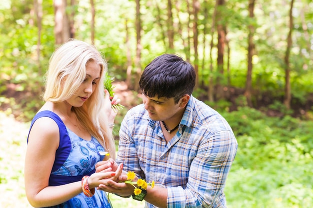 Photo young couple in forest