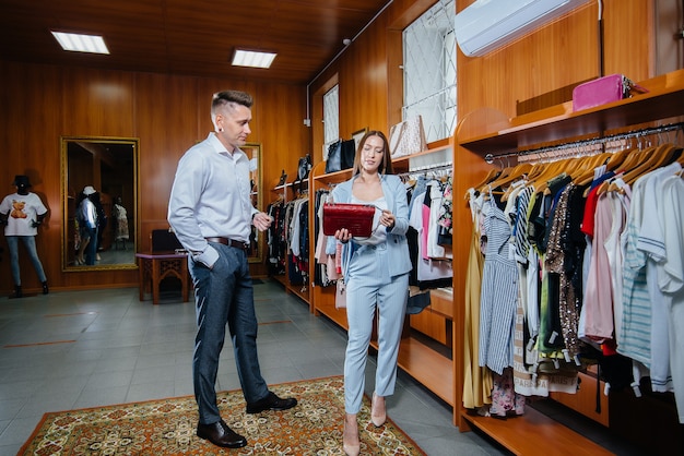 A young couple goes shopping and does some shopping.