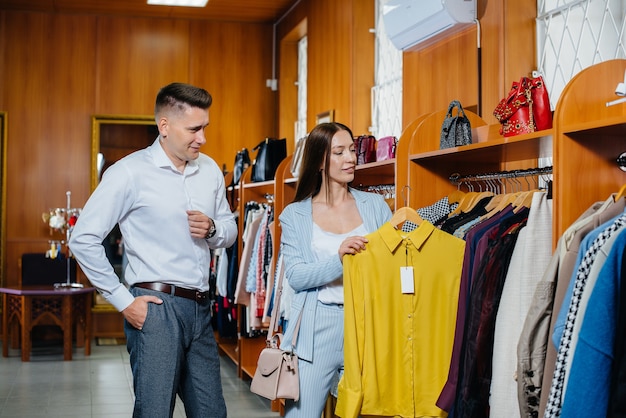 A young couple goes shopping and does some shopping.