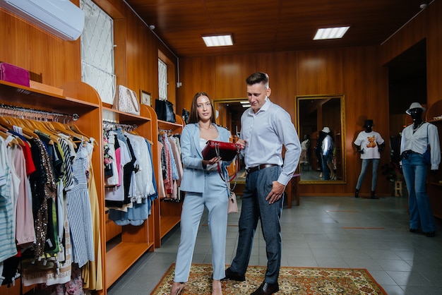 A young couple goes shopping and does some shopping.