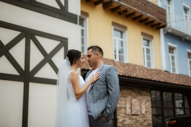 Foto coppia giovane lo sposo e la sposa a fare una passeggiata