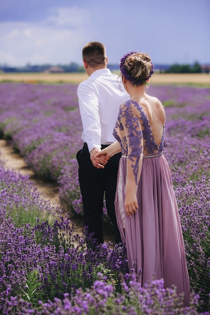 Foto giovani coppie divertendosi in un giacimento della lavanda