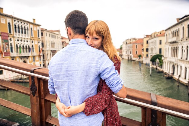 Giovane coppia che si diverte in visita a venezia - turisti che viaggiano in italia e visitano i monumenti più importanti di venezia - concetti di stile di vita, viaggi, turismo