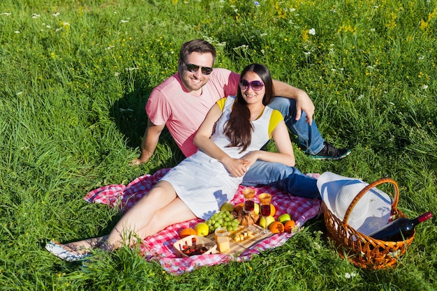 Giovani coppie che hanno picnic