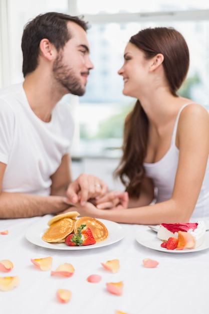 若いカップル、ロマンチックな朝食