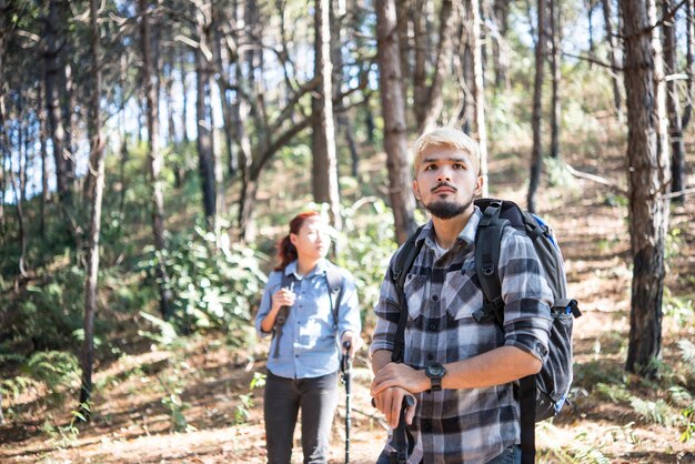 Foto una giovane coppia in escursione nella foresta