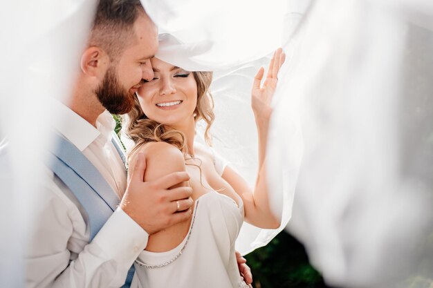 Photo young couple holding hands