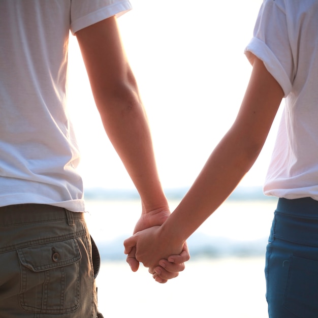 Photo young couple holding hands