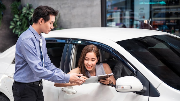 写真 車に乗っている間にスマートフォンを握っている若いカップル