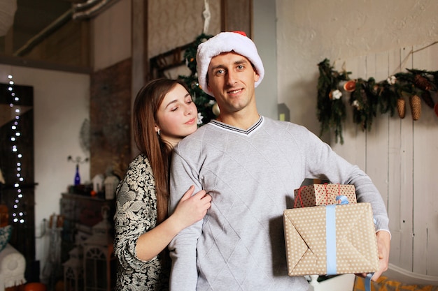 Giovani coppie a casa con la decorazione di natale