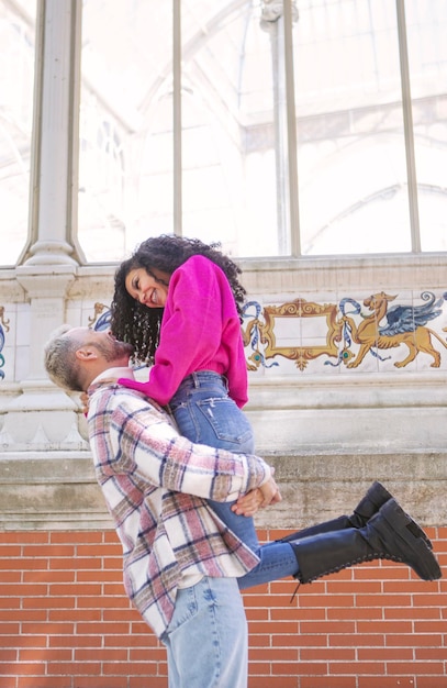 Photo young couple hugging each other in the park