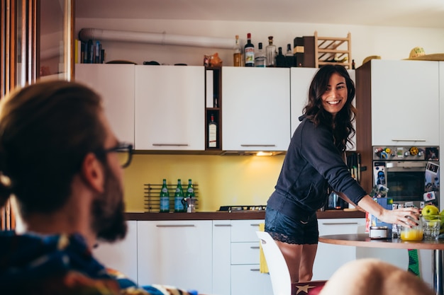 Photo young couple indoor at home talking kitchen