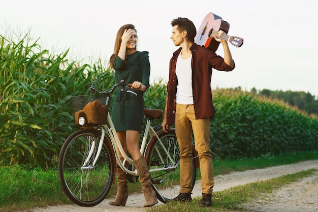 Photo young couple is walking by country road