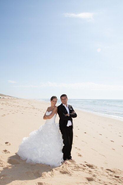 ビーチで結婚したばかりの若いカップル