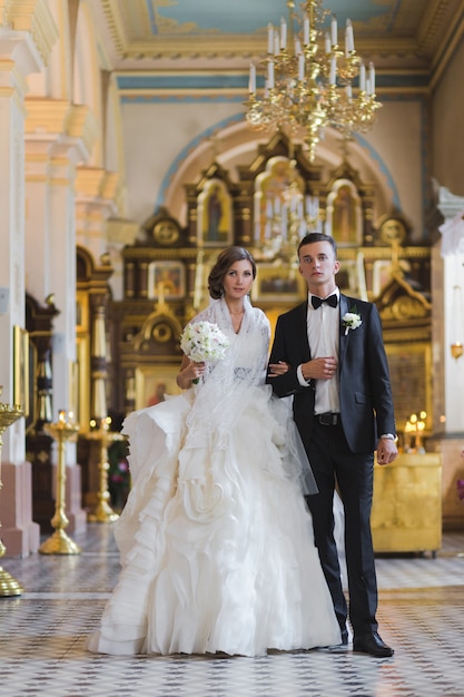 若いカップルはちょうど結婚しました