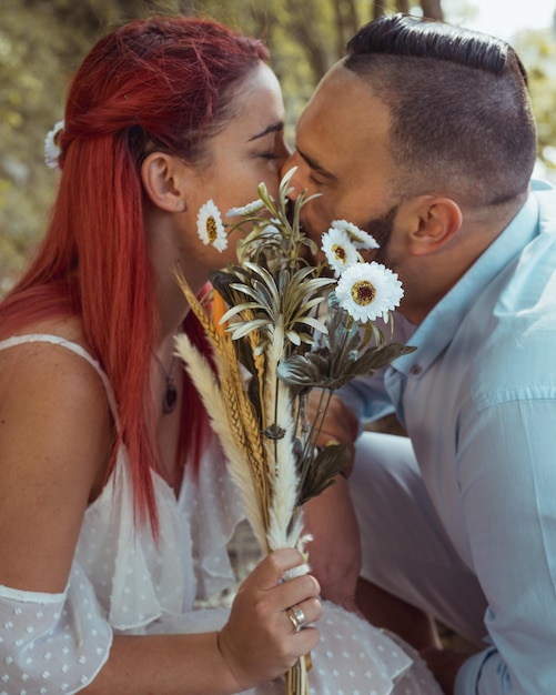 若いカップルが屋外でキスをしている