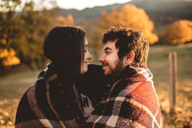 若いカップルが屋外でキスをしている