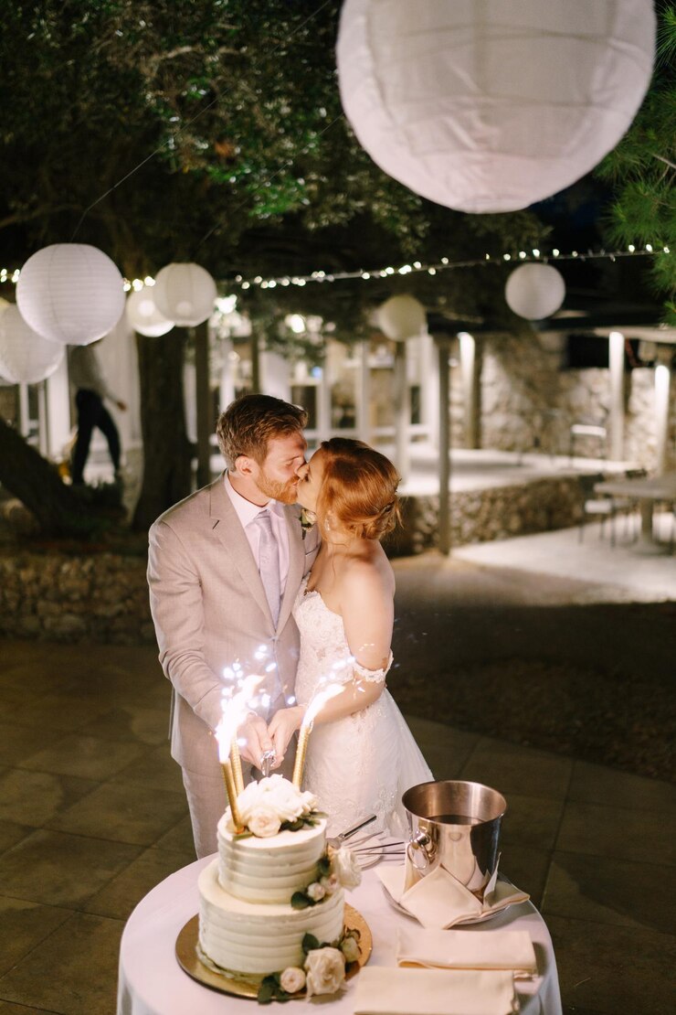 Photo young couple kissing outdoors