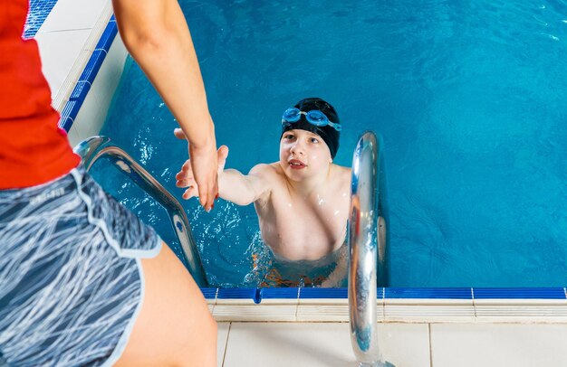 Photo young couple kissing in swimming pool