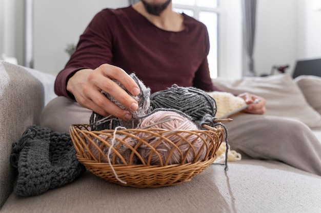 Photo young couple knitting together