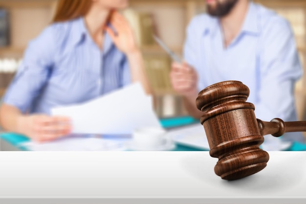 Photo young couple in lawyer office