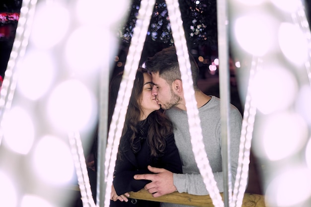 Photo young couple looking away