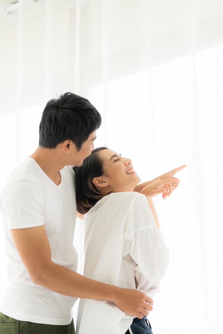 Photo カメラを見ている若いカップル