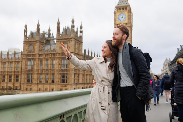 Молодая пара осматривает известные места Лондона