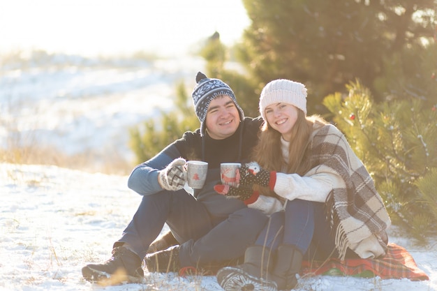 Photo young couple in love drink a hot drink with marshmallows