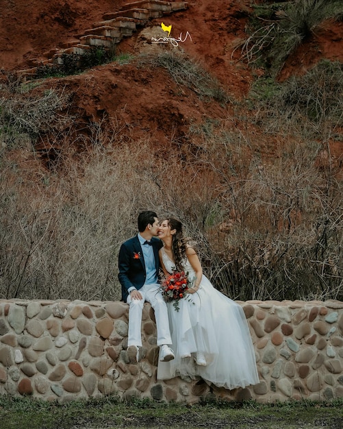 自然の結婚式でウェディング ドレスを着た新郎と新婦を愛する若いカップル