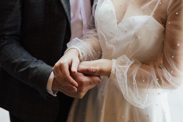 Photo young couple in love hold of hands