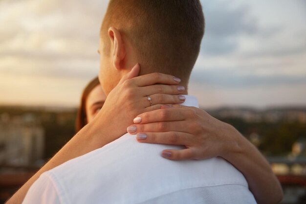 Photo young couple in love hug each other