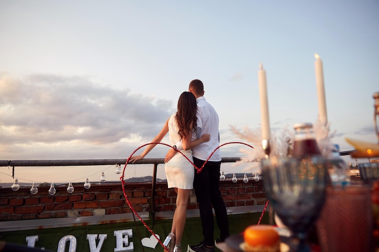 Photo young couple in love hug each other