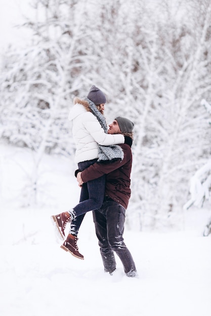 Photo young couple in love outdoor snowy winter