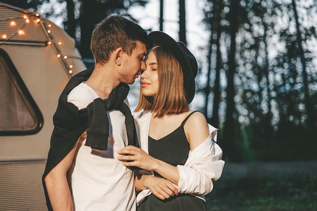 Foto giovane coppia innamorata in elegante abito alla moda romantico viaggio di nozze di fine settimana di camper in viaggio