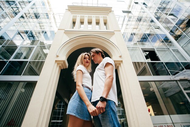 Photo a young couple in love in an urban style