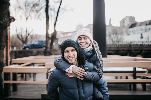 Giovane coppia innamorata in abiti invernali che passeggiano per la città per un appuntamento