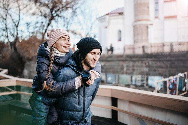 молодая влюбленная пара в зимней одежде гуляет по городу на свидании