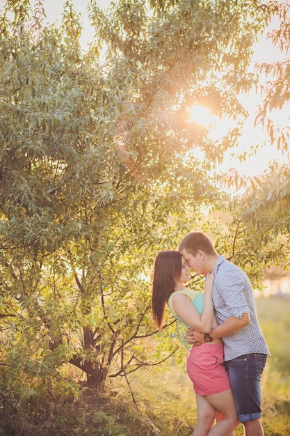 Foto giovane coppia in amore